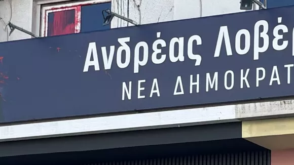 Επίθεση με μπογιές στο πολιτικό γραφείο του Ανδρέα Λοβέρδου – «Δεν τους φοβάμαι»