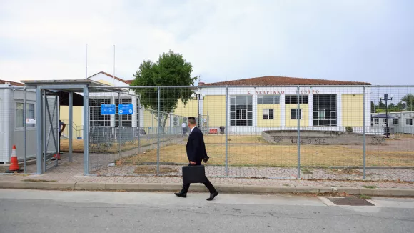 Στη διαδικασία παρίστανται δύο από τους συνολικά 36 κατηγορουμένους, ενώ σε ιδιαίτερα φορτισμένο κλίμα συνεχίζεται η κατάθεση του Δημήτρη Μπέζα, πατέρα της Φραντζέσκας Μπέζα