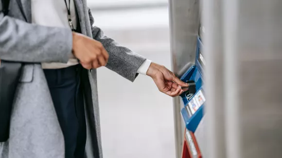 Η Δημόσια Υπηρεσία Απασχόλησης (ΔΥΠΑ) παρέχει οικονομική ενίσχυση 300 ευρώ σε άτομα που είναι μακροχρόνια άνεργοι, στο πλαίσιο πρωτοβουλιών για τη διευκόλυνση της επιστροφής τους στην αγορά εργασίας.  Βασικό στοιχείο της συγκεκριμένης παροχής είναι ότι οι δικαιούχοι δεν χρειάζεται να υποβάλουν αίτηση. Η ΔΥΠΑ προχωρά στον αυτόματο εντοπισμό όσων πληρούν τις προβλεπόμενες προϋποθέσεις και στη συνέχεια καταβάλλει την οικονομική ενίσχυση.