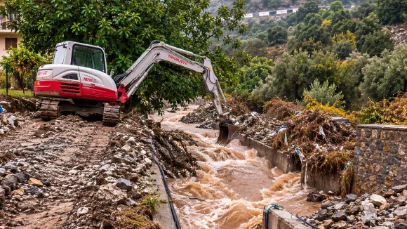 Κακοκαιρία: Συνολικά 65 κλήσεις στην Πυροσβεστική σε Αττική και Κρήτη