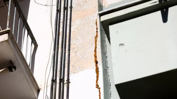 Κυψέλη: Ξεκίνησαν νέες αυτοψίες για τις ρωγμές σε κτίρια από τα έργα του Μετρό
