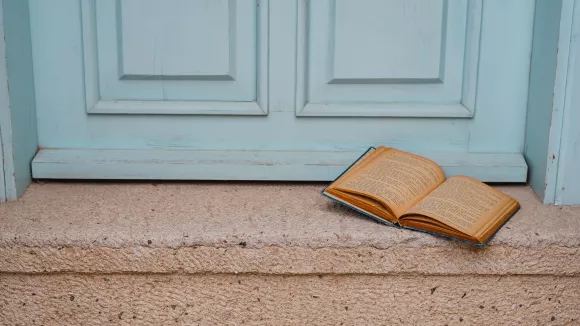 Μείνετε συντονισμένοι στο Proson.gr για ακόμη περισσότερες ενδιαφέρουσες και σπάνιες ελληνικές λέξεις που αξίζει να ανακαλύψουμε.