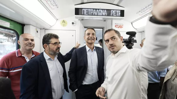 Μητσοτάκης σε δρομολόγιο με τον πρώτο ανακατασκευασμένο συρμό