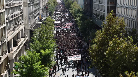 Ξεκίνησε το μεγαλειώδες πανεκπαιδευτικό συλλαλητήριο - Χιλιάδες έχουν κατακλύσει το κέντρο της Αθήνας