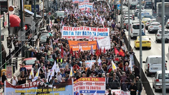 Πειραιάς - Απεργιακή διαδήλωση: «Οι εργάτες δεν δουλεύουν για τον πόλεμο» (εικόνες)