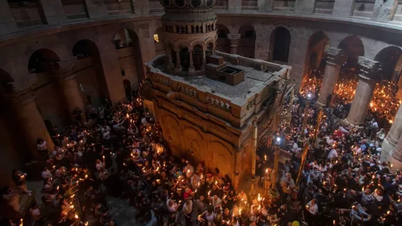 Ανατροπή στην παράδοση: Πώς ο πόλεμος στη Μέση Ανατολή επηρεάζει τη μεταφορά του Αγίου Φωτός