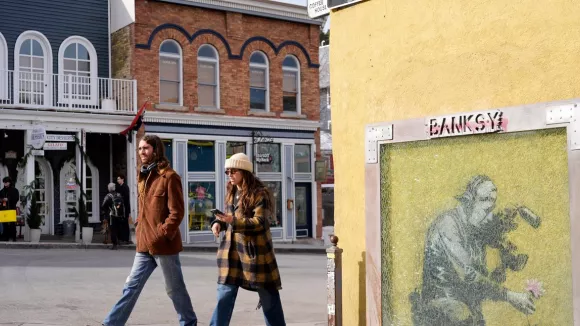 Αποκαλύφθηκε η ταυτότητα του Banksy: Ο Ρόμπιν Γκάνινχαμ πίσω από τον θρύλο