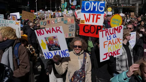 Μαζικές Διαδηλώσεις στις ΗΠΑ κατά του Τραμπ: Ο Ντε Νίρο και ο Σπρίνγκστιν Στηρίζουν την Αντίσταση