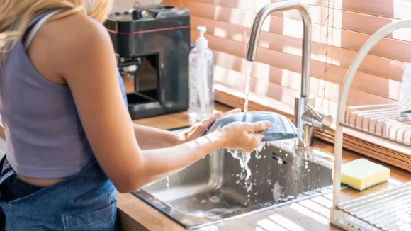 Ανακαλύπτοντας τα Οφέλη του Συνδυασμού Απορρυπαντικού Πιάτων και Ζάχαρης