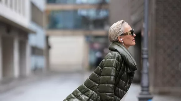 Πώς να φροντίσετε τα μαλλιά σας μετά τα 50: Αποφύγετε τα συνηθισμένα λάθη