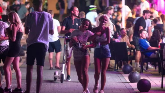 Ομαδικός βιασμός Βρετανίδας έφηβης στο Μαγκαλούφ: 73 χρόνια φυλάκισης για τους δράστες