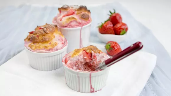 Ανοιξιάτικο Σουφλέ Φράουλας: Μια Γλυκιά Απόλαυση σε 10 Λεπτά