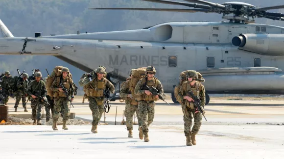 Η Ουάσιγκτον προετοιμάζεται για χερσαίες επιχειρήσεις στο Ιράν καθώς οι απειλές από την Τεχεράνη κλιμακώνονται