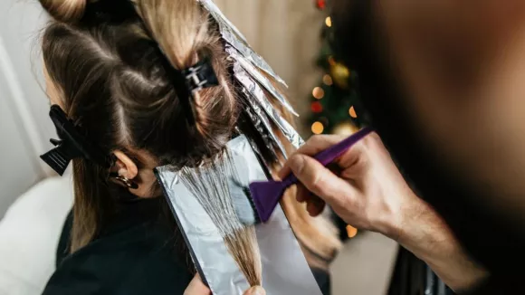 Φυσικοί τρόποι κάλυψης γκρίζων μαλλιών με καθημερινά υλικά