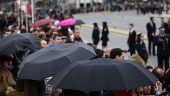 Άστατος καιρός με βροχές και χιόνια: Τι να περιμένουμε για τις παρελάσεις της 25ης Μαρτίου