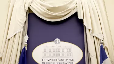 Μόνιμοι και χωρίς πτυχίο στο υπουργείο Εξωτερικών - Η κατανομή