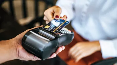 Πληρώνεις με κάρτα; Δες πώς χάνεις χρήματα χωρίς να το συνειδητοποιείς