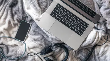 Μήπως καταστρέφεις το laptop σου με τον τρόπο που το φορτίζεις;