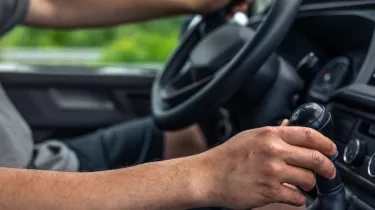 Το πιο συχνό λάθος στην οδήγηση που καταστρέφει τον κινητήρα