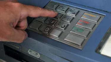 «Ζεστό» χρήμα πριν το Πάσχα: Ποιοι πληρώνονται από σήμερα