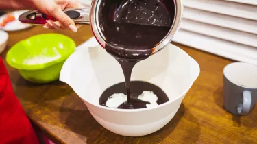 Λεκές από σοκολάτα στα ρούχα; Δείτε πώς να τον αφαιρέσετε