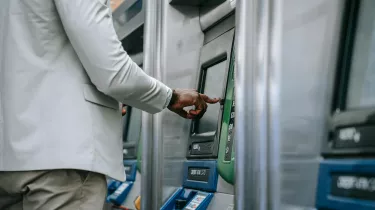 ΟΠΕΚΑ: Μηνιαίο επίδομα έως 750 ευρώ σε γονείς - Δείτε εάν το δικαιούστε