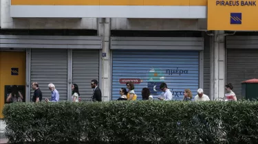 Χρήματα στους λογαριασμούς: Έρχονται τρεις μεγάλες πληρωμές 