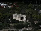 Τουρίστες στο βράχο της Ακρόπολης