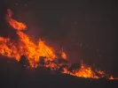 Τρόμος στη Ρόδο: Μεγάλη αναζωπύρωση στο Ασκληπιείο - Στις αυλές των σπιτιών η φωτιά (video)