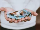 Αύξηση αποδοχών από 1η Ιανουαρίου για 1,1 εκατ. εργαζόμενους – 10 ερωτήσεις- απαντήσεις για τις τριετίες