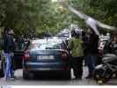 Άνω Πετράλωνα: Κάνουν έξωση σε μητέρα και γιο με αναπηρία - Ένταση με ΜΑΤ και κατοίκους