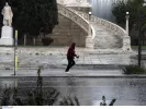 «Σκωτσέζικο ντους» ο καιρός σήμερα: Βροχές και χιόνια αλλά με ζέστη