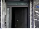 έκρηξη σε είσοδο πολυκατοικίας