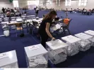 Φωτορεπορτάζ από το κέντρο συλλογής επιστολικής ψήφου