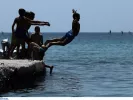 Τιμές που «γδέρνουν» για μια βουτιά στην Αττική: Πόσο κοστίζουν οι ξαπλώστρες
