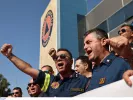Συγκέντρωση διαμαρτυρίας πυροσβεστών έξω από την Πολιτική Προστασία