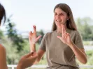 Παρουσιαστής διερμηνέας νοηματικής γλώσσας