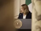 Μελόνι: Θα αποζημιωθεί 5.000€ από δημοσιογράφο που την είπε «κοντή»