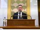 Στουρνάρας: «Όχι» στην επαναφορά δώρων στο Δημόσιο - «Θα πέσουμε στα βράχια»