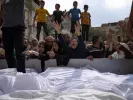Πείνα και απελπισία στη Γάζα: «Ο κόσμος δεν νοιάζεται αν πεθάνουμε όλοι»