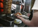 Σουβλάκι με ... χρυσή τιμή - Φτάνει έως και 7 ευρώ σε νησιά