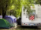 Τροχόσπιτα: Τέλος στην ελεύθερη στάθμευση με νόμο που πέρασε «νύχτα»