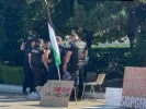 Τραγικό! Συνέλαβαν Παλαιστίνιους ακτιβιστές, λόγω καθιστικής διαμαρτυρίας στο Σύνταγμασ