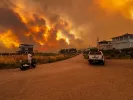 Φωτιά στη Σμύρνη: Σκηνές καταστροφής για δεύτερη ημέρα - «Έβρεξε» στάχτη στην Πάρο