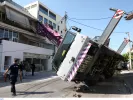Περιστέρι: Γερανός έπεσε πάνω σε σπίτι (φωτογραφίες)