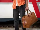 Απίστευτο! Ταξίδευε με την 2 ετών κόρη της μέσα σε... βαλίτσα