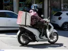 Ρατσιστικό παραλήρημα: Αρνήθηκε την παραγγελία της γιατί ήθελε «Έλληνα διανομέα» (βίντεο)