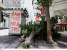 Ισχυροί άνεμοι στην Αθήνα: Έπεσε δέντρο στην Ερμού (εικόνες)