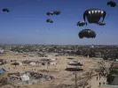 Γάζα: Προσγειώθηκε ανθρωπιστική βοήθεια 52 τόνων από Ισπανία και Γαλλία (βίντεο)