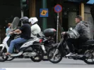 Τροχαίο - Αγία Παρασκευή: Μοτοσικλετιστής συγκρούστηκε διαδοχικά με δύο Ι.Χ.